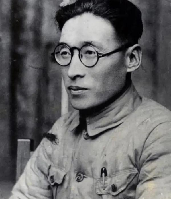 1946年7月11日，延安来了一群特殊的人物，他们从新疆出发，走了快一个月才到延