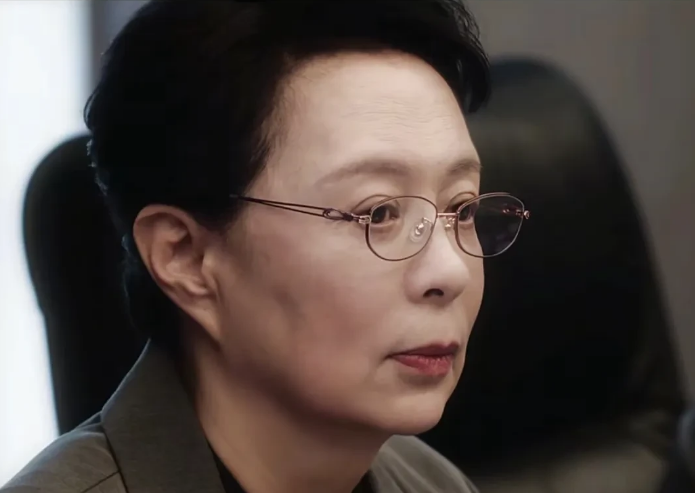 《以法之名》郑雅萍他们刚到东平，三个人已经藏不住露出了马脚

1   首先坐不住