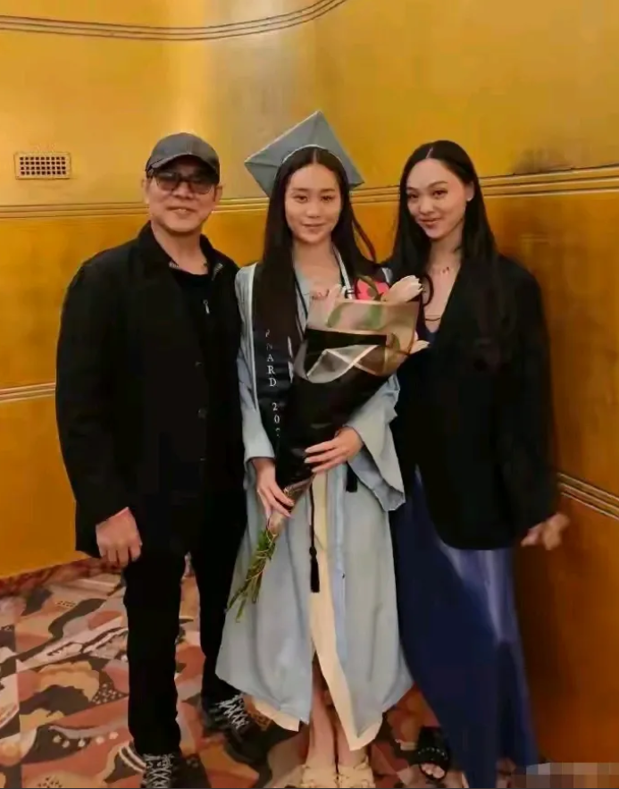 发现了，利智所生之女不仅外貌长得不像她，就连傲人身材也没能遗传给女儿。可惜了一代