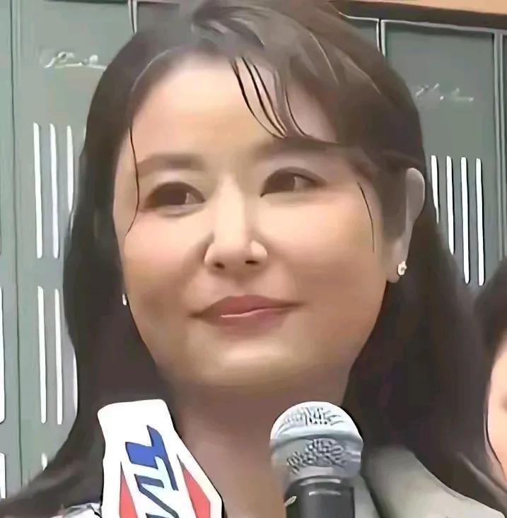 你还能看得出这是谁吗？曾经的美人到底怎么了，变成了这样一副大妈级的样子，走在人群