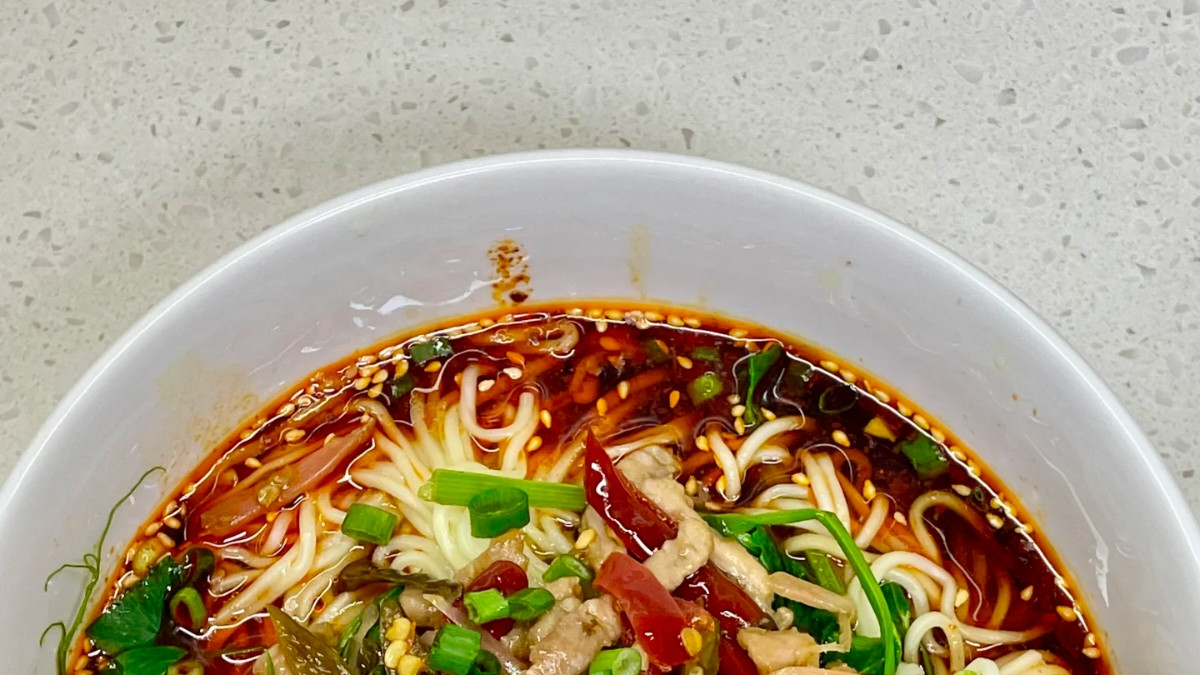 绝了！这碗泡椒肉丝面，酸辣开胃直接封神