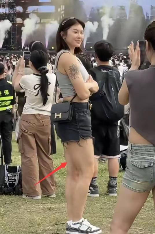 吴艳妮现身成都音乐节，时尚造型吸睛，展现自信魅力
在成都音乐节上，有网友邂逅了“
