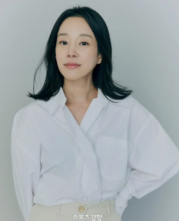 知名女演员去世终年43岁，死因不明已低调安葬，生前晒黑白照一