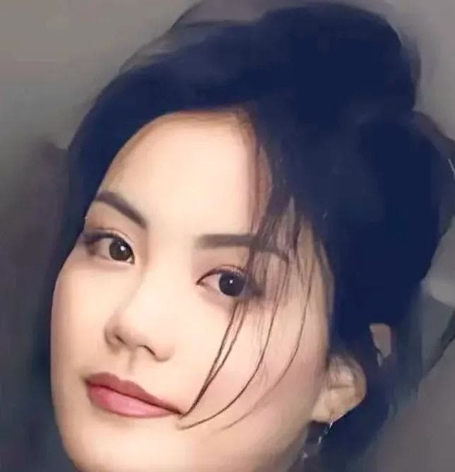 李亚鹏：我心态很炸，但钱包很坍塌！李亚鹏是王菲的前夫，谢霆锋是王菲的现任，在经历