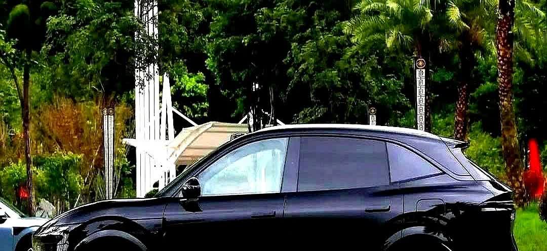 这就是赤裸裸的现实，60升油箱加满：

美国：约需450元人民币；

日