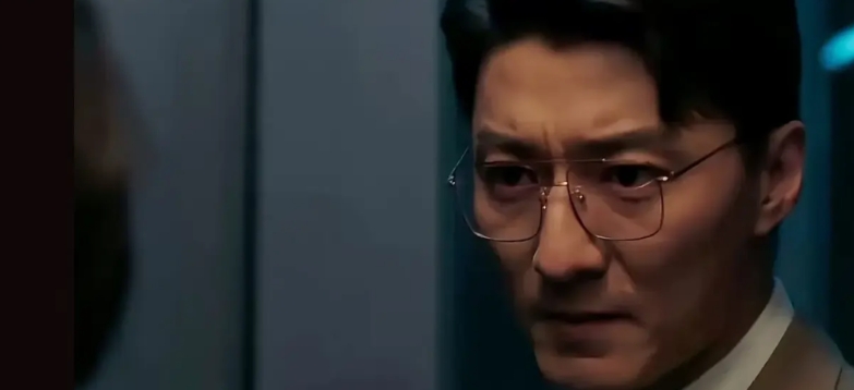 《以法之名》中，原来一手炮制万海黑社会案的罪魁祸首是程子健。
程子健不甘于检察官