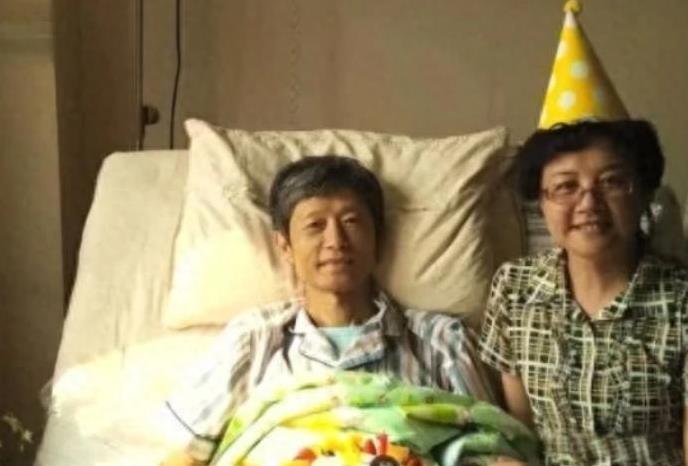 2016年，艾跃进在病床上与自己妻子一起过的最后一个生日，镜头中的他此时虽然露出