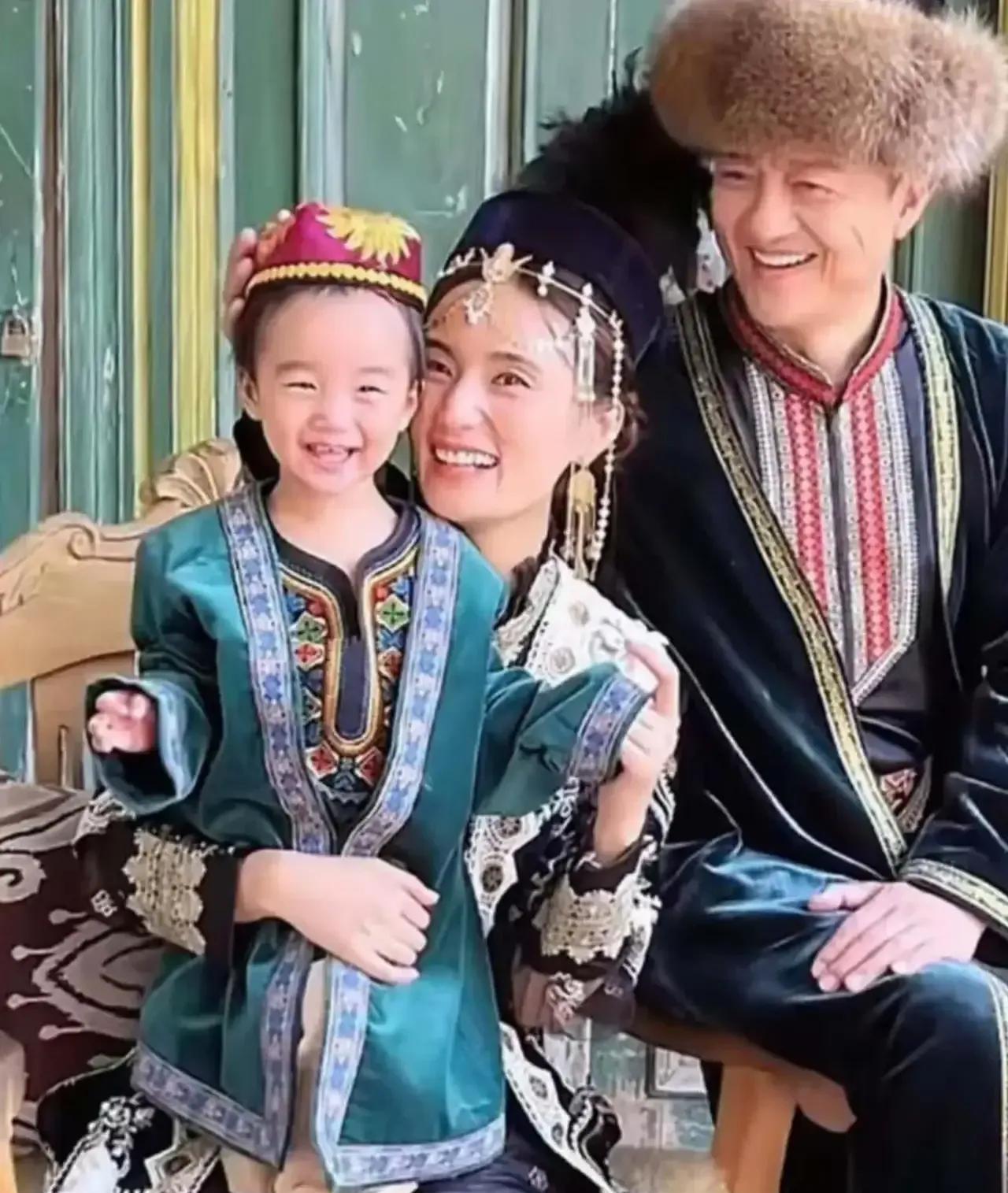 终于明白为啥天后王菲当年会看上李亚鹏了！
别看他做生意一塌糊涂，做啥亏啥！
但是