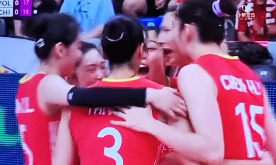 被打回原形了吗？
中国女排惨败波兰队。
除了第一局27：25险胜外，其余三局，中