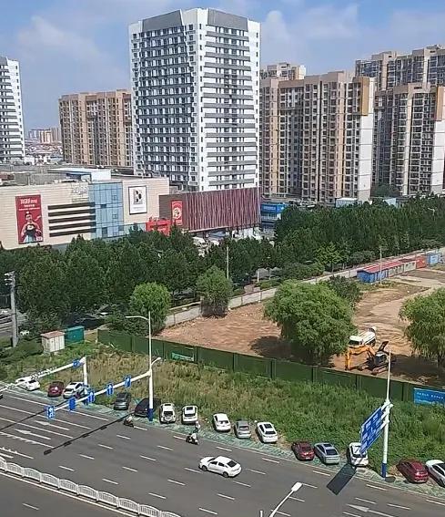 胶州宝龙城市广场东侧的一块空地的开发规划，引来网友的关注。
小区配置相当不错，周