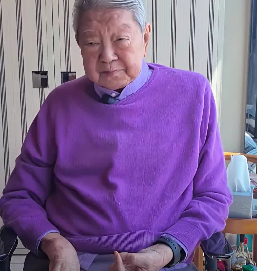 人，还是要生自己的孩子！ 

这是3个月前的蔡澜，头发虽白，但发量不错，精神