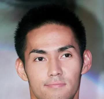 歌手兼演员的中孝介被捕，因为涉嫌猥亵男性。
八零年出生的中孝介因为在浴室对一名