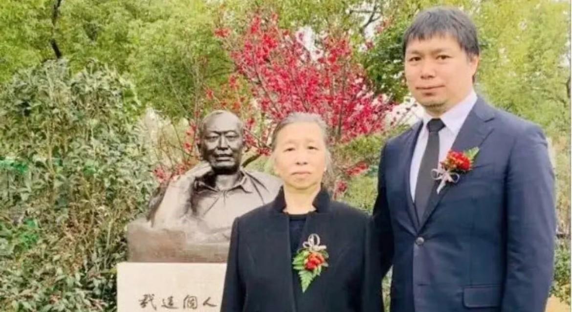 2019年2月28日，粟惠宁和儿子陈正国在上海福寿园海星园参加丈夫陈小鲁雕像揭幕