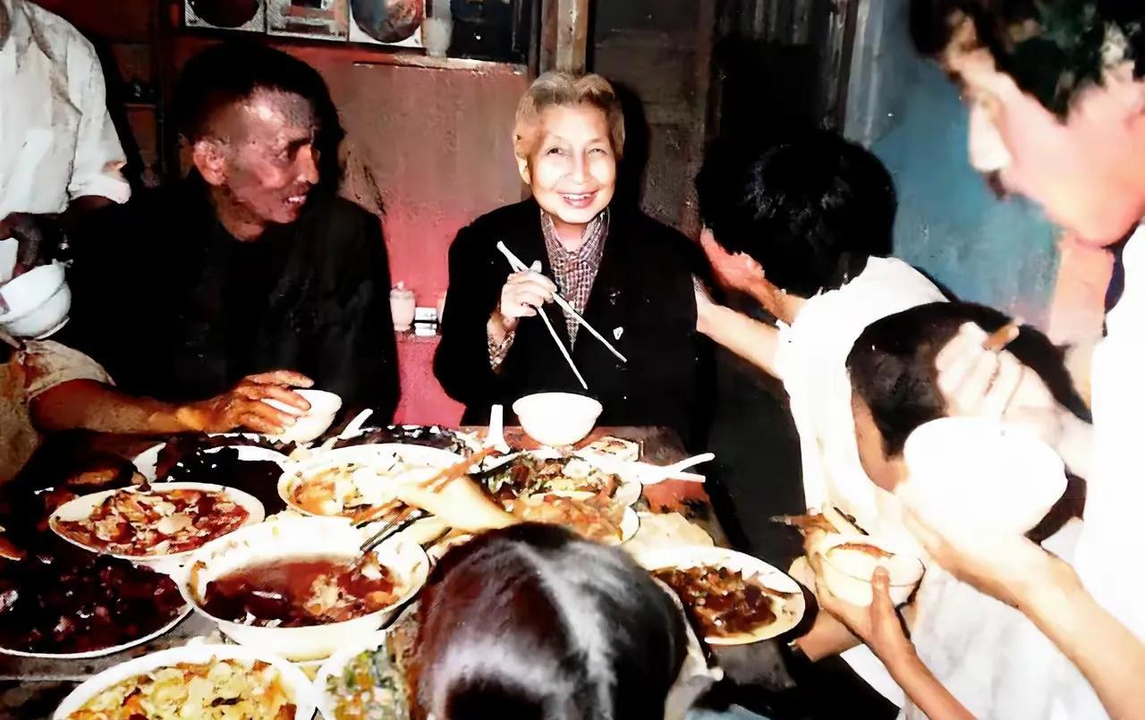 晚年的李讷儿孙相伴，两个漂亮的孙女，右手扯一个左手抱一个！
人到了晚年以后，最幸