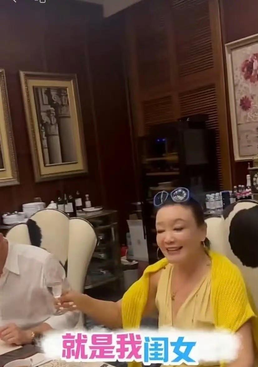 网友让张兰防着马筱梅，张兰说不防，还拿她当亲闺女，这话听着暖。但过来人都懂，婆婆