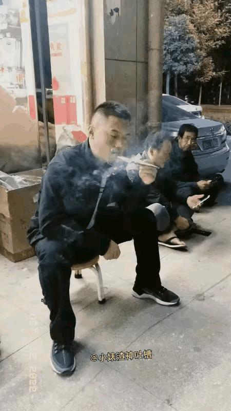 这烟瘾属实不小。