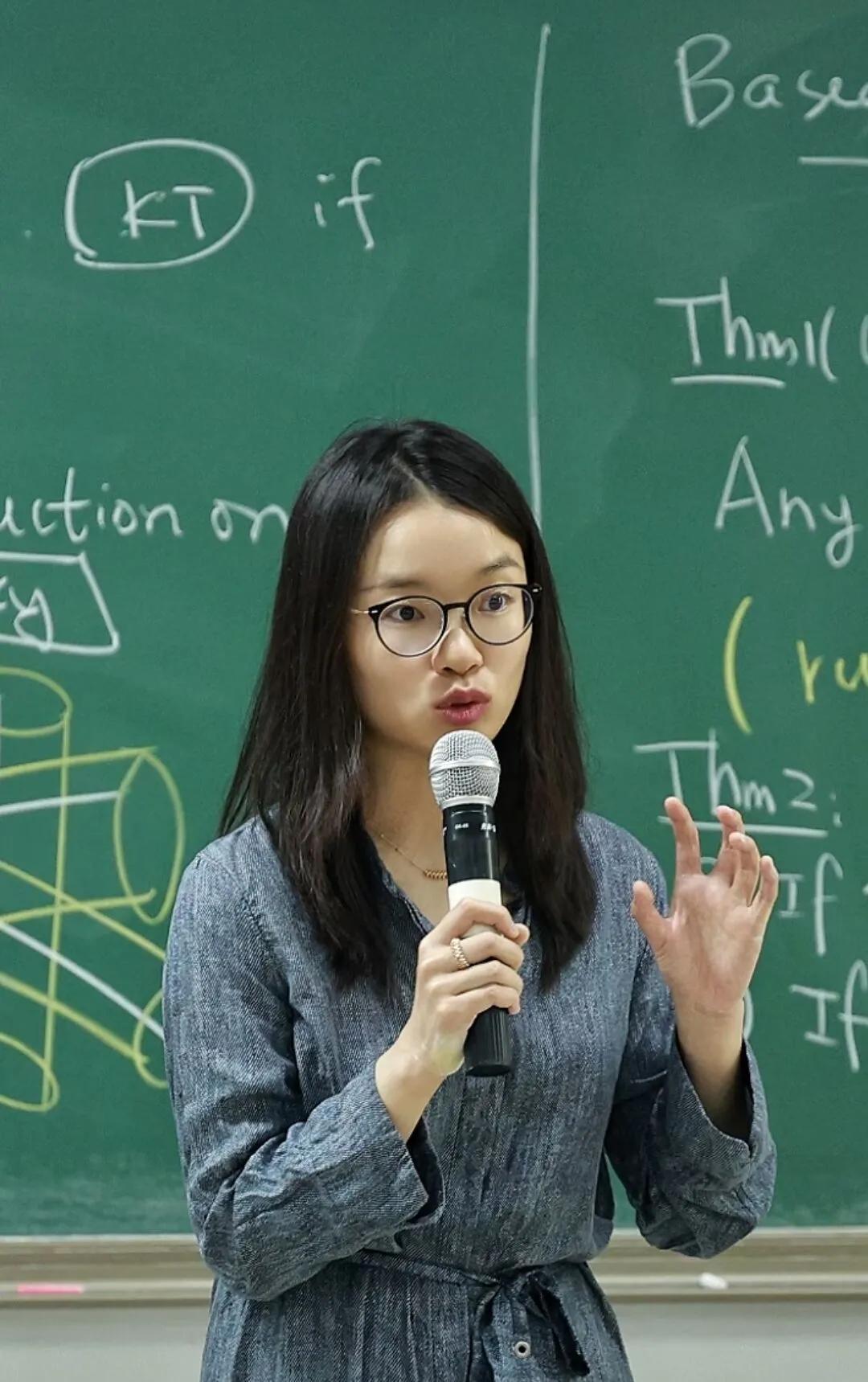 北大副教授韦东奕，和数学天才王虹，有一些共同点，就是他们在上小学和中学的时候，看
