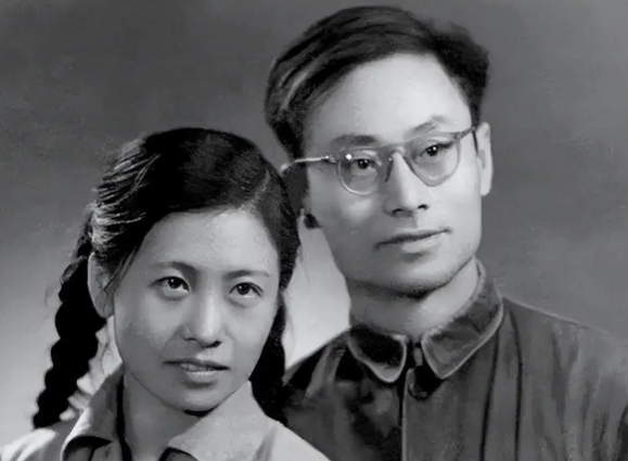1963年深冬的某个深夜，孙玉芹突然被阵痛惊醒。她的丈夫于敏依旧未归，她只能轻轻