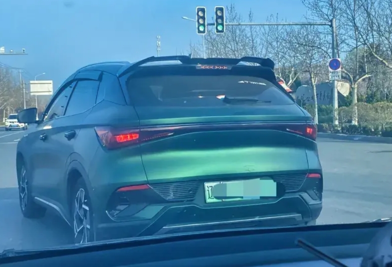 路上遇到一辆私家车，外形非常好看，颜色也很漂亮，可是他把车标抠掉了。我就好奇这是
