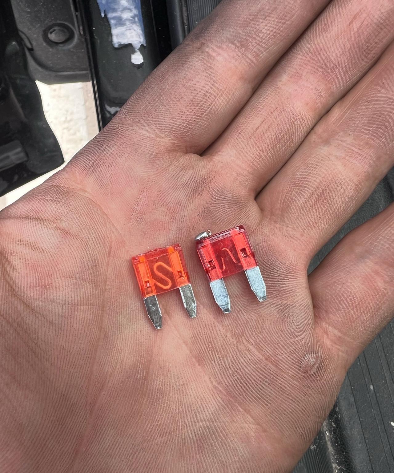 汽车的后排充电口没电了，
以为是零件坏了，
但感觉不对，
最后推测是保险丝问题，