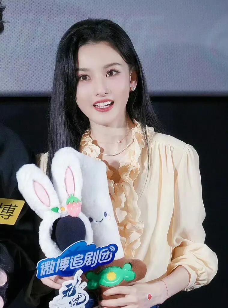 #网友说宋祖儿肿了#
宋祖儿现身《无忧渡》剧宣活动！生图里的她虽被调侃“肿了”，