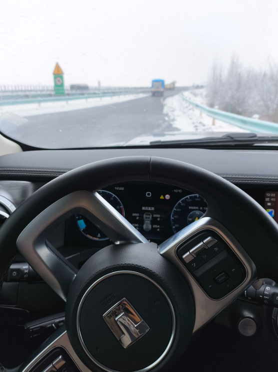 tank300驾驶感想，底盘够高，通过性可以，高速行驶性能较差，开到120码以上