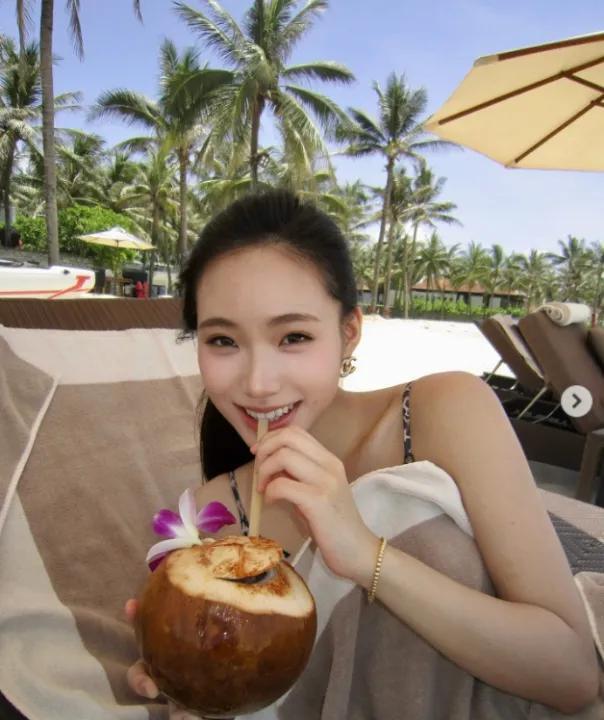 小 S 二女儿再晒度假照：比基尼外裹浴巾，戴着香奈儿耳环，金手链，高马尾配椰子水