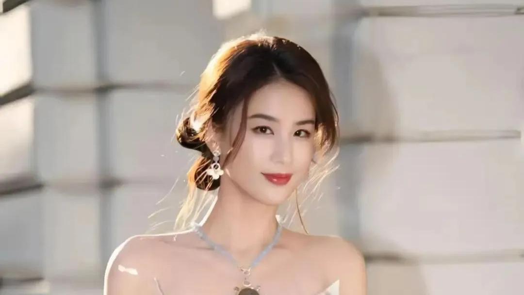 42岁黄圣依离婚后越来越美，穿一袭美人鱼长裙唯美梦幻，容光焕发似少女