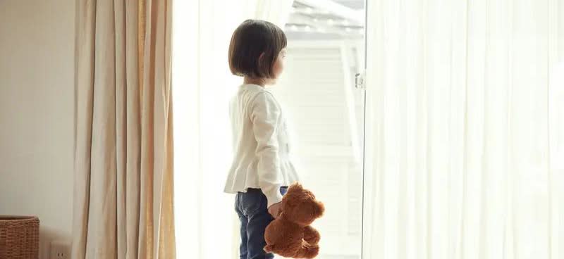 长沙这起9岁女孩被老师砸伤头骨的案子
本就令人痛心，现在又再生波澜。女孩母亲郭