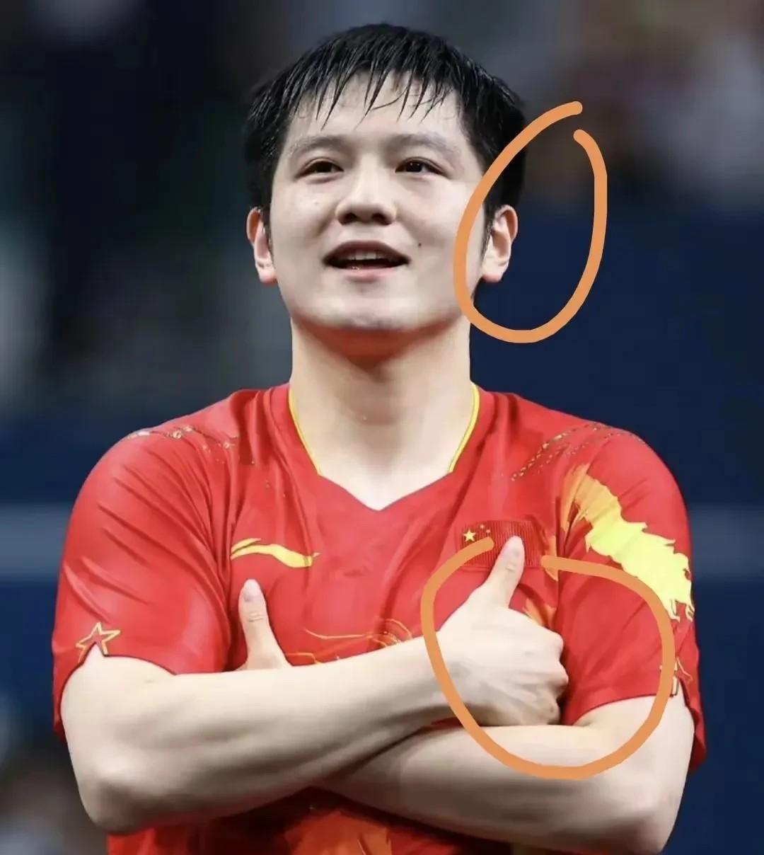 万万没想到，樊振东在得知世界排名跌到第七位时，竟然开始加练手腕力量。训练室里摆着