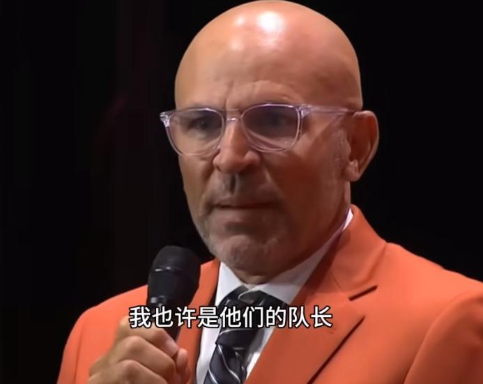 基德凡尔赛遭詹姆斯当场拆台！
美国梦之队采访中，基德说：“我在队中的角色就是端茶