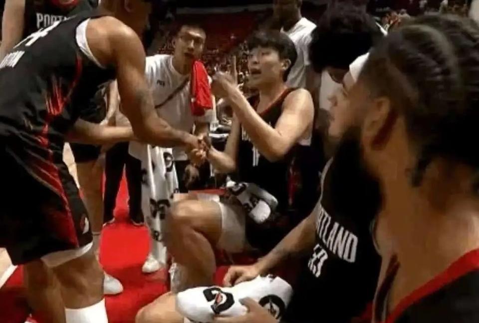 #杨瀚森# #杨瀚林NBA# 笑死我了，一直在弧顶要球就是不给，一顿操作最后撇出
