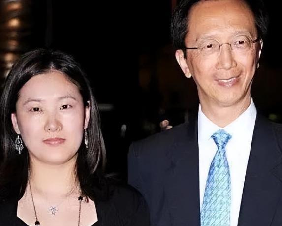 67岁的梁锦松为了让伏明霞生孩子，花100亿买下亚洲最豪华的大医院，伏明霞说：“