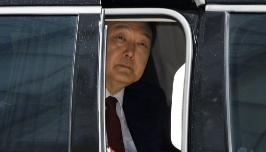 尹锡悦配合调查了
当地时间27日，韩国前总统尹锡悦方面表示，虽然未能与负责内乱叛