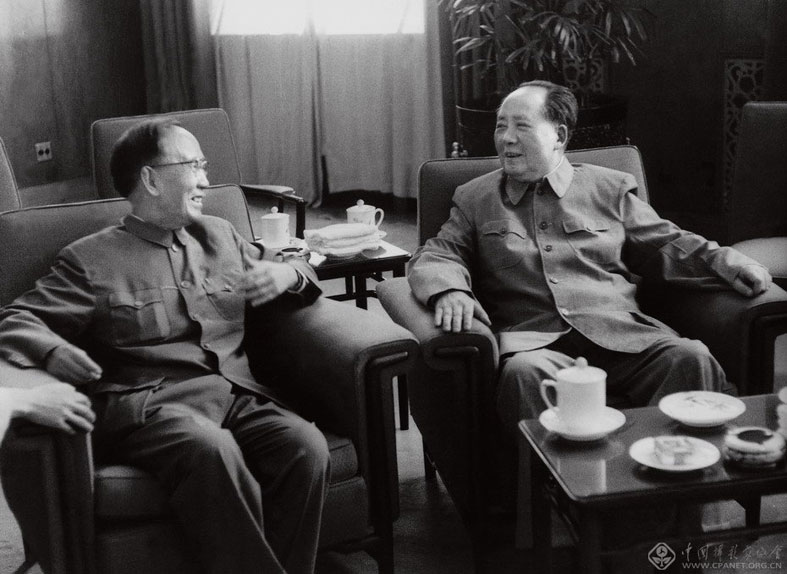 毛主席进入会场时，郭沫若迎上去，深深地鞠了一个90度的躬