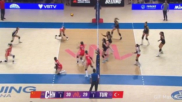 看哭了[流泪][流泪][流泪]中国女排小花们第三局10-17落后，到31-29逆