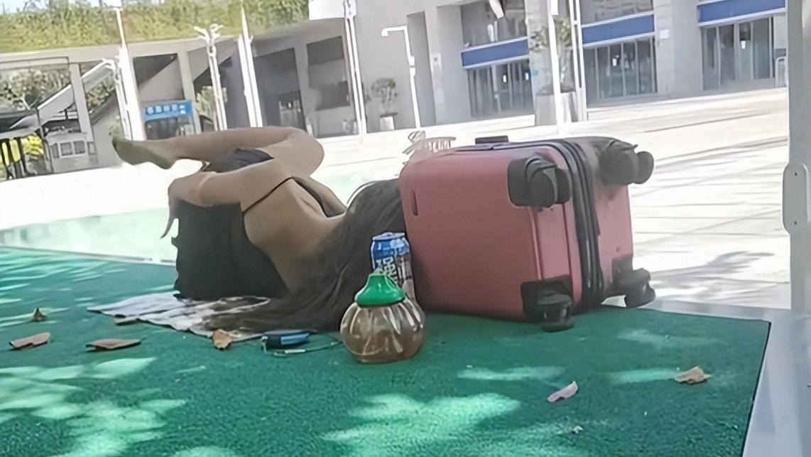 女子流浪街头终日买醉，辣妹风穿搭极度吸睛，时隔半年仍被人惦记