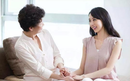 我帮女儿带孩子，女婿却让我交房租，我甩手不干后，女儿又哭着上门求我