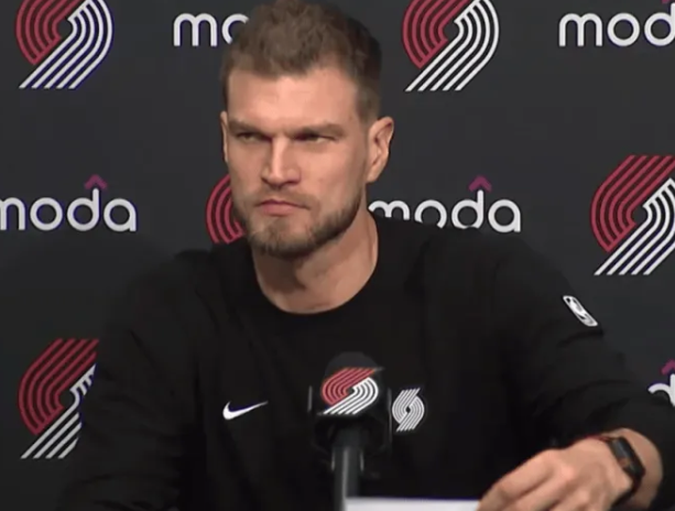 NBA常规赛：开拓者将于主场迎战雷霆。
赛前，开拓者临时主教练斯普利特接受了记者