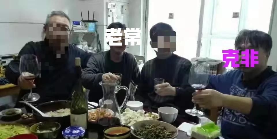 图片上没有打马赛克的两个人，有活气的是我，看上去干瘪底气不足的算是我发小老常。老