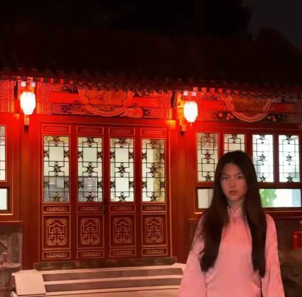 王诗龄，太瘆人了。

回到北京的王诗龄李湘，迫不及待的晒自家大院子。

