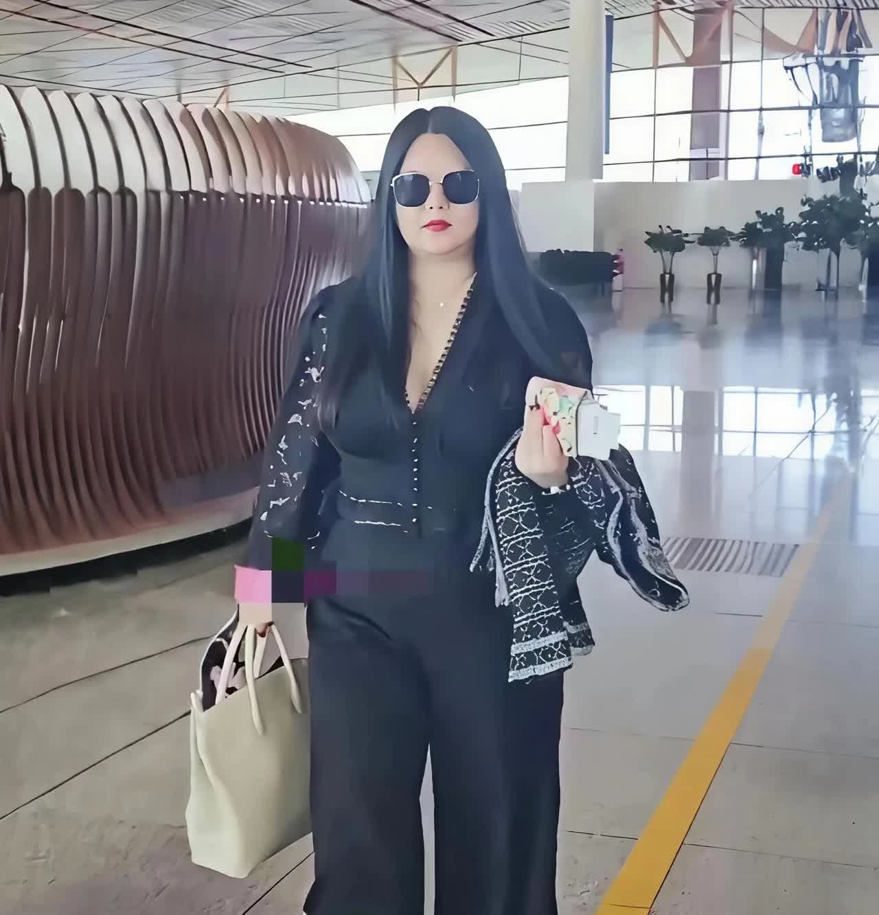 盲猜李湘现在体重得有160斤

感觉她好自信，完全没有胖子的那种自卑和焦虑
