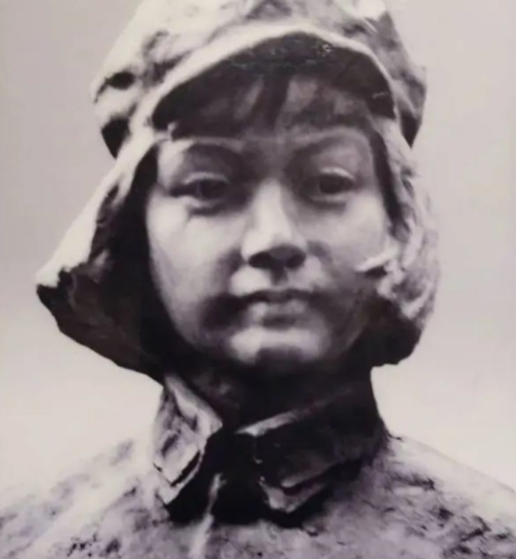 1929年，朱德正和妻子吃饭。突然，十几个敌军踹门而入：“快、抓住朱德！”妻子见