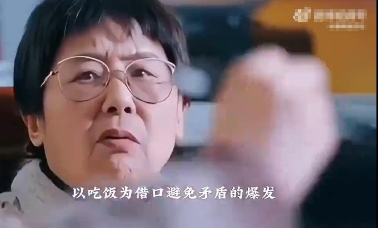 我问妈妈：为什么黄圣依的妈妈会在节目中不停地指责自己的女儿呢？
妈妈沉默了一会儿