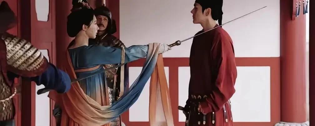《锦绣芳华》原著里，何惟芳因为商户之女的身份，曾多次受到嘲笑。
虽然何惟芳的父亲