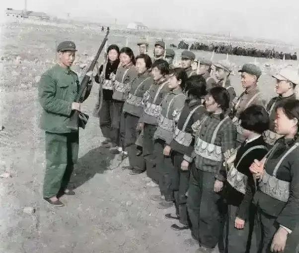 1950年，长白山脚下一声虎啸震动东北——民兵队长邹锡山单枪匹马进山，用土枪猎杀