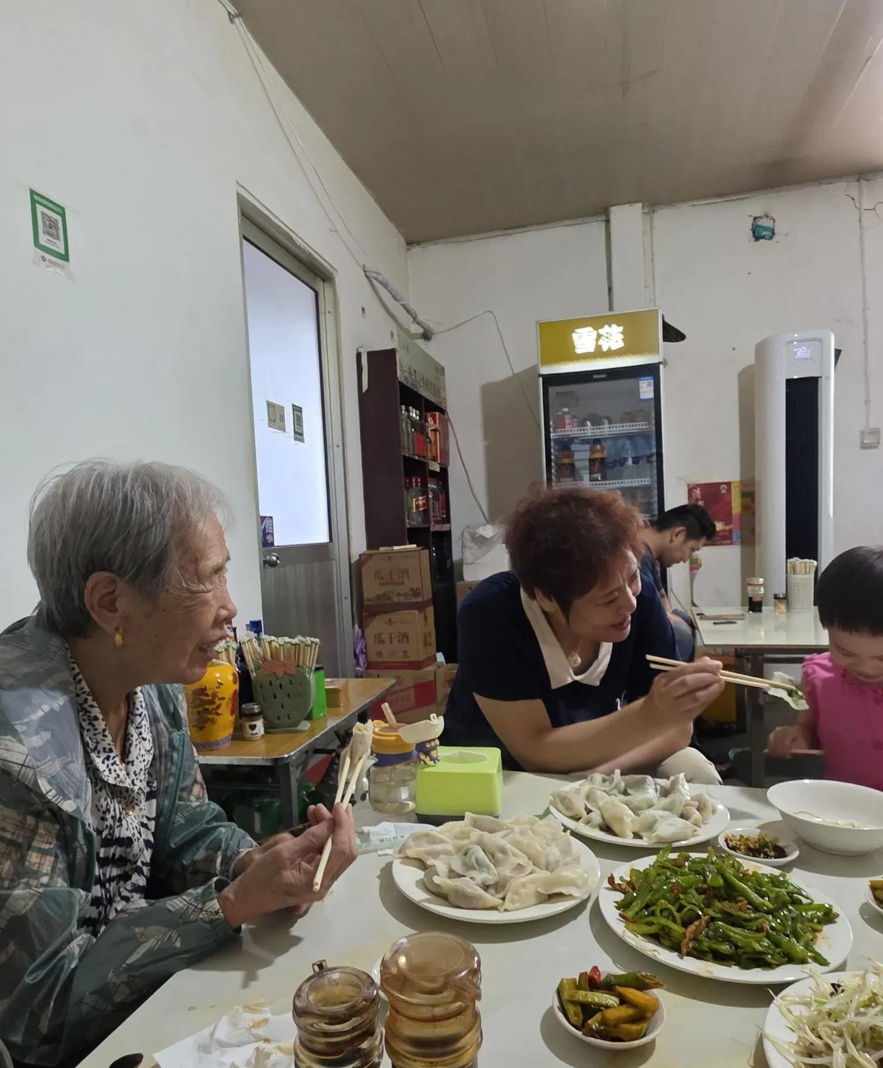 请两岁小客人吃饺子……
上午，妹妹妹夫带着外甥女两岁的孩子过来了。从未见过面，没