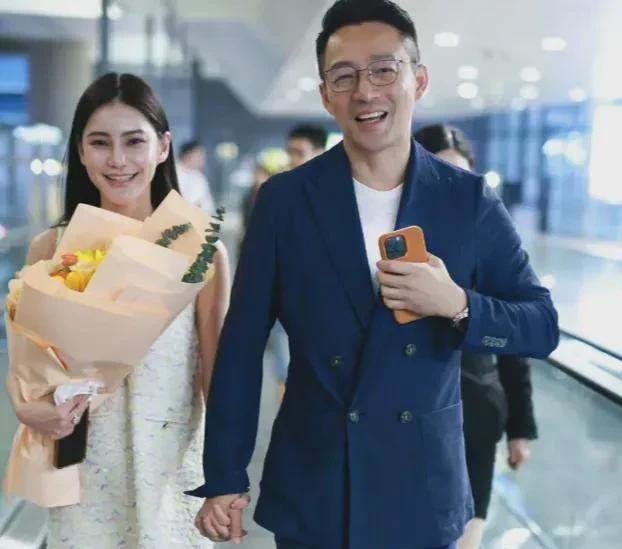 《999颗钻石婚纱闪瞎眼！张兰豪言交家底，网友：大S遗产争夺战续集？》
今日汪小