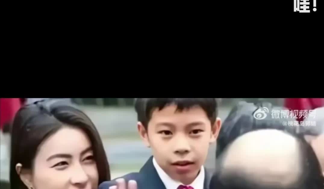 最近，郭晶晶与霍启刚的大儿子霍中曦，因长相成为网友们热议的焦点。11岁的他，模样
