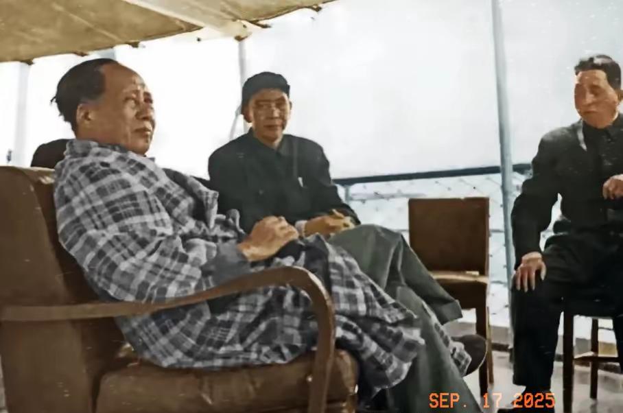 怀念领袖毛泽东。
1958年3月10日，毛主席乘坐江峡轮，去武汉途中与身边陪同的